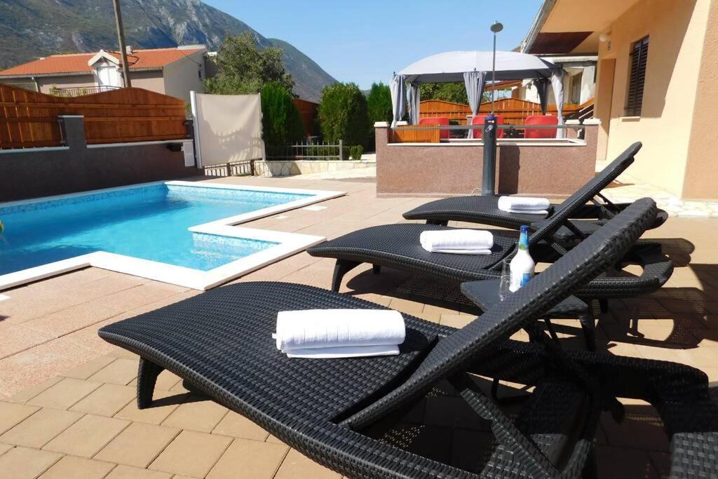 Holiday Home Jass Near Makarska Zagvozd Bagian luar foto